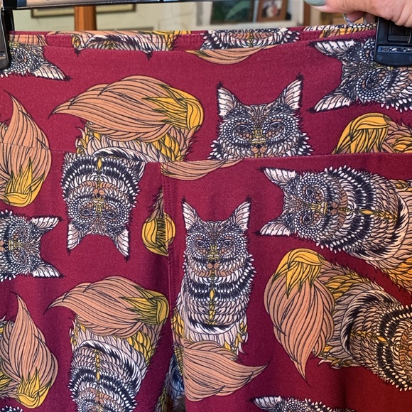 LuLaRoe retired rare “Griffin” leggings. Buttery soft & super stretchy! One size - Picture 2 of 3